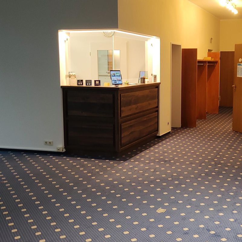 Teppichboden verlegt – roter Velours