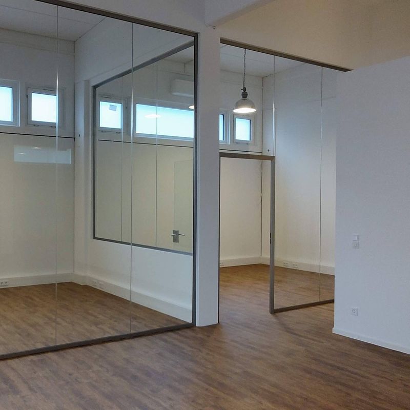 Vinyl-Designbelag verlegt – leerer Raum mit Holzoptik
